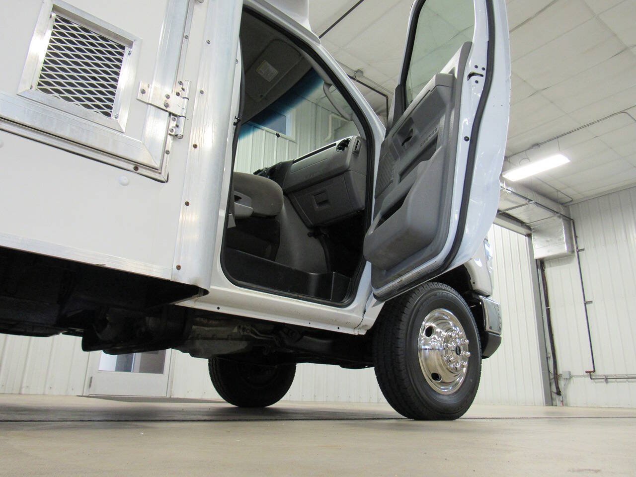 Used 2019 Ford E-450 and Econoline 450 Super Duty w/ Power Windows & Locks Group RWD image 33