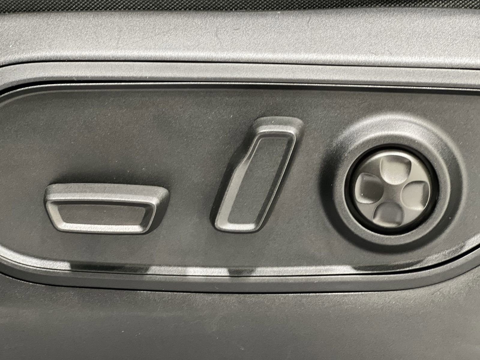 Used 2024 Jeep Grand Cherokee L Laredo w/ Luxury Tech Group I image 12