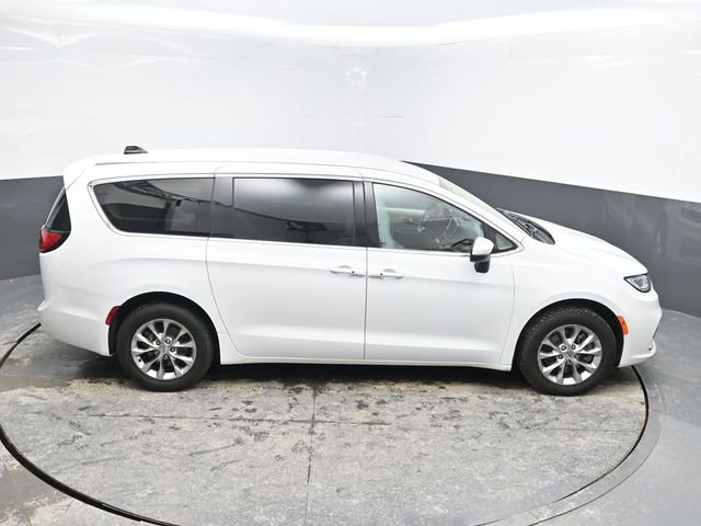 Used 2023 Chrysler Pacifica Touring-L image 23