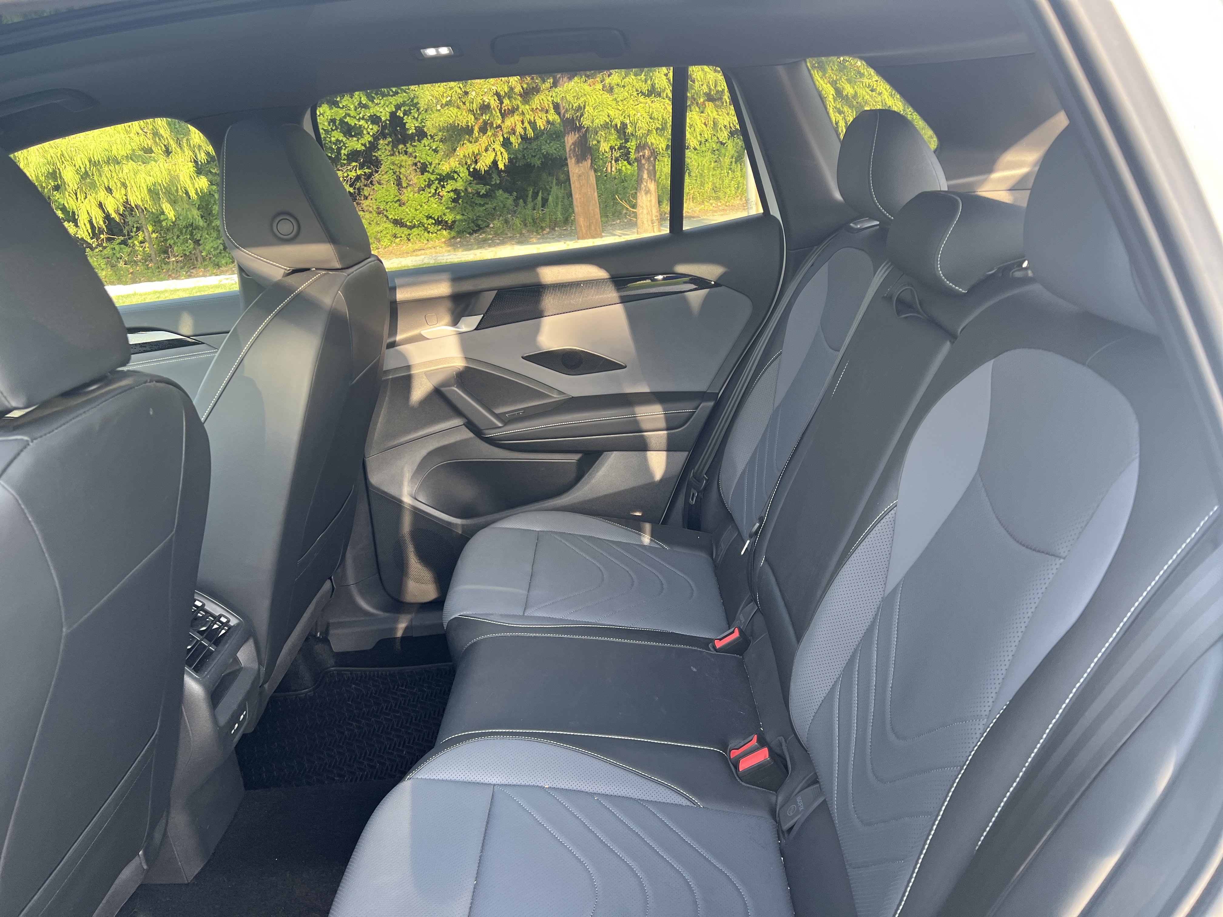 Certified 2025 Volkswagen Tiguan SE R-Line FWD image 28