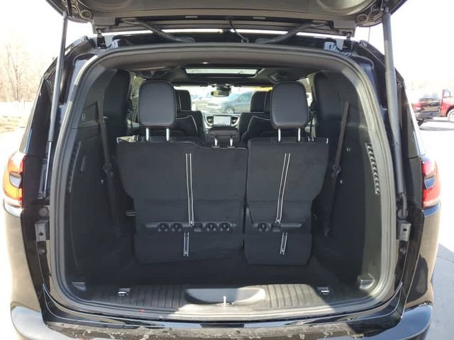 Used 2026 Chrysler Pacifica Limited AWD/4WD image 10