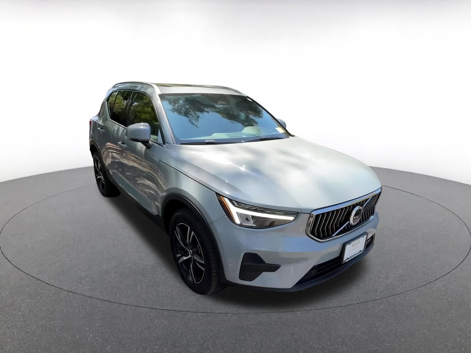 Used 2024 Volvo XC40 B5 Core image 3