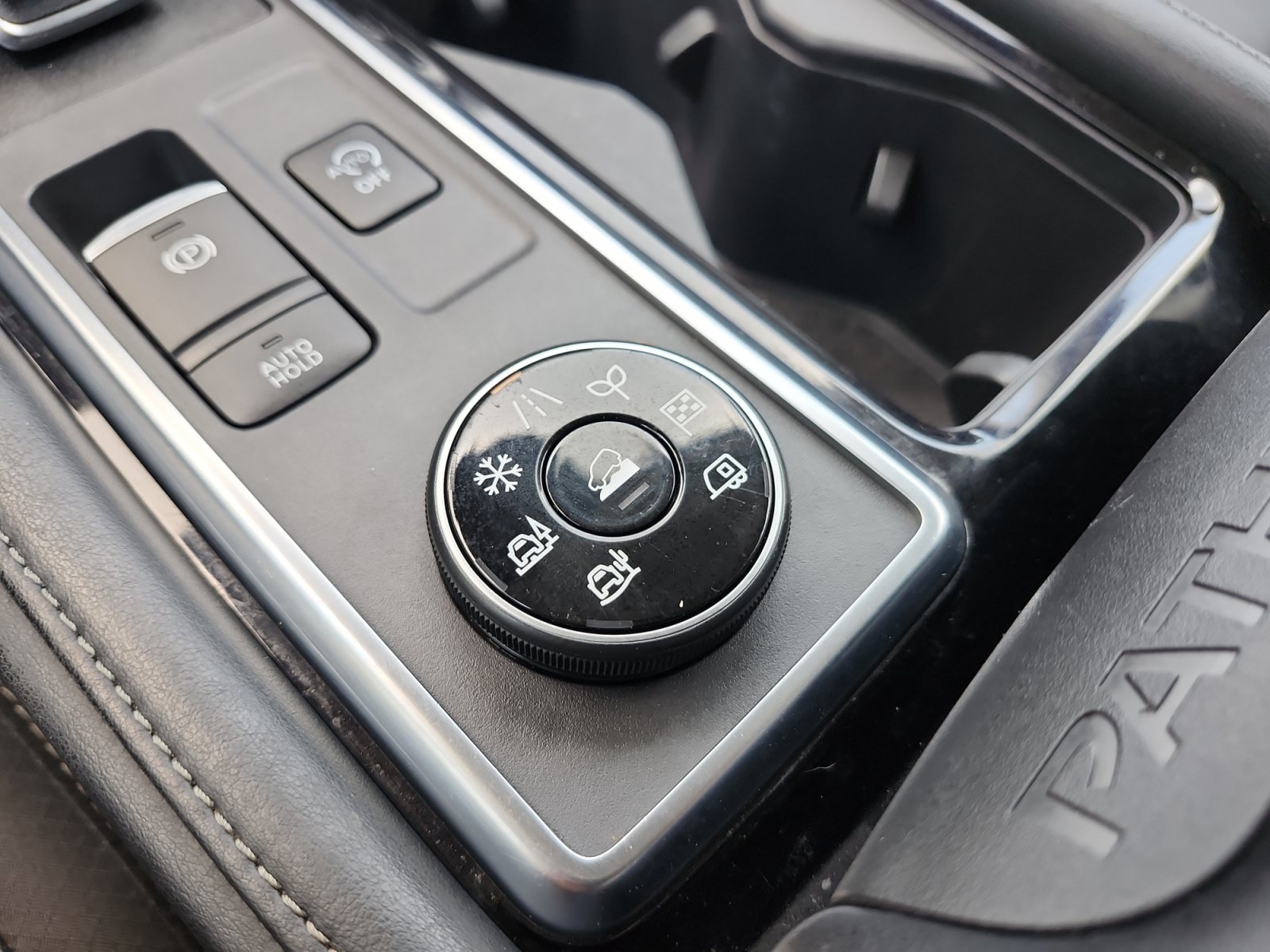 Used 2023 Nissan Pathfinder SL AWD/4WD image 26