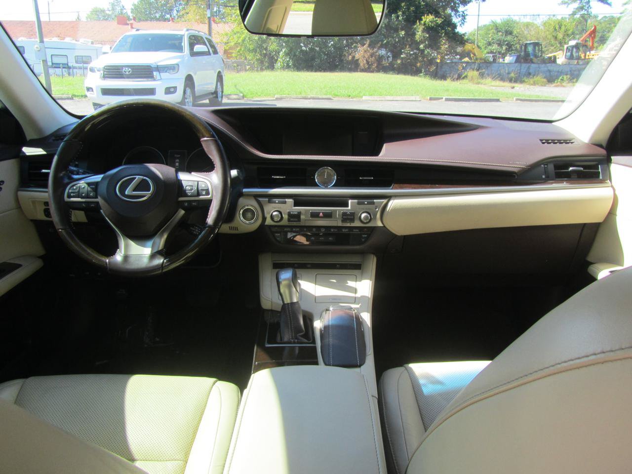 Used 2016 Lexus ES 350 w/ Luxury Pkg & Navigation w/ Luxury Package w/Wood Trim FWD image 13