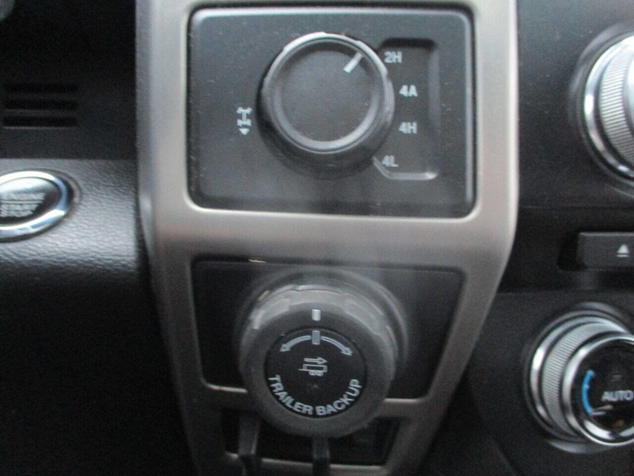 Used 2016 Ford F150 Platinum w/ Equipment Group 701A Luxury image 11