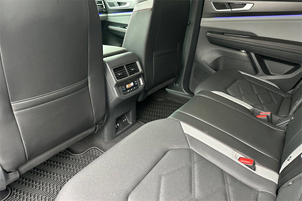 Used 2024 Volkswagen Atlas Peak Edition SE image 14