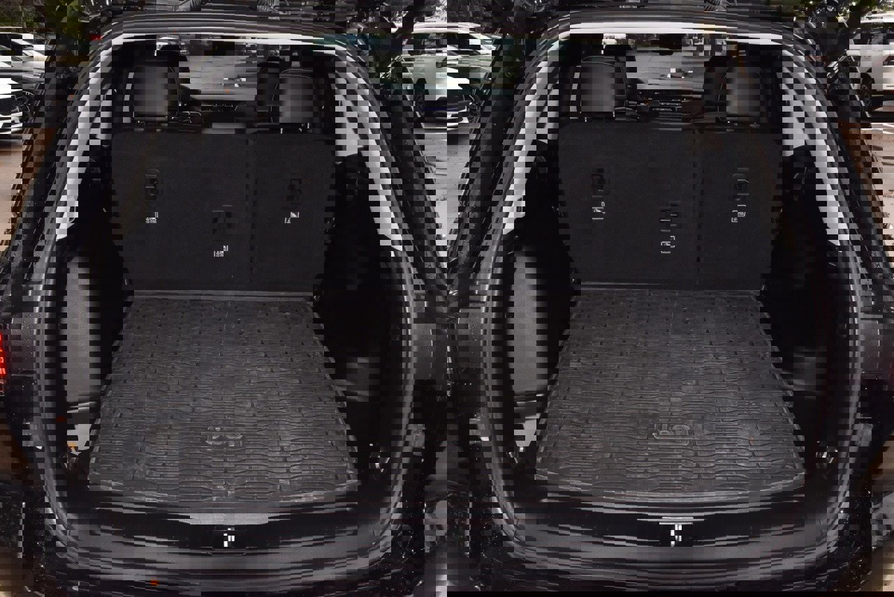 Used 2023 Jeep Grand Cherokee Limited w/ Luxury Tech Group II image 36