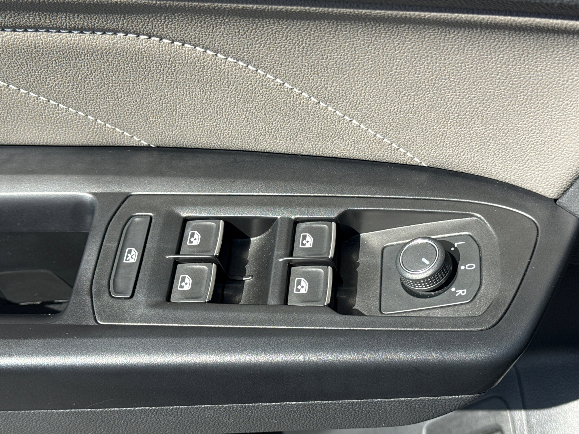 Used 2021 Volkswagen Atlas SE w/ Panoramic Sunroof Package FWD image 23