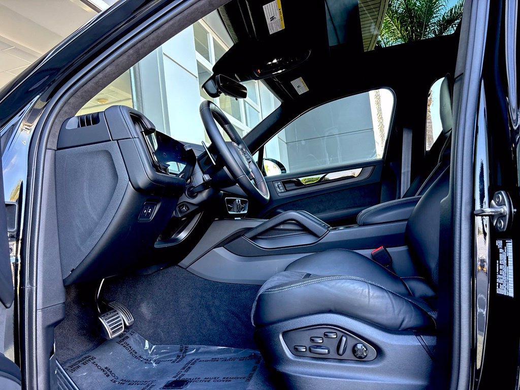 Used 2025 Porsche Cayenne GTS AWD/4WD image 15