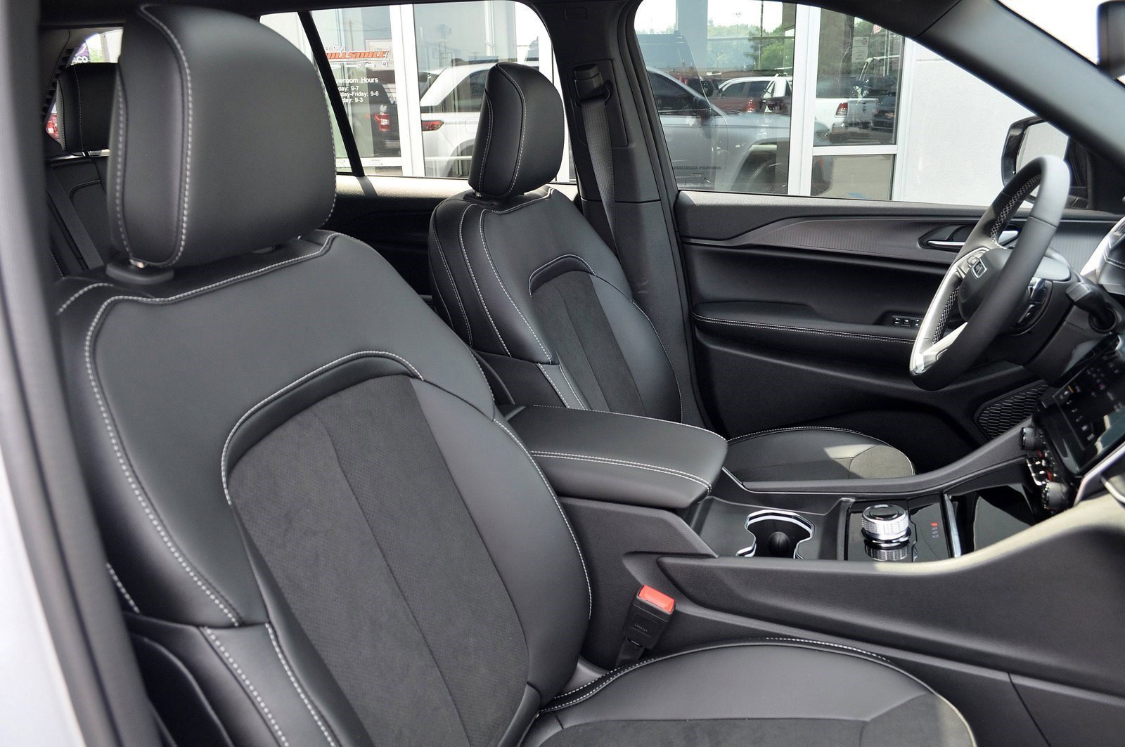 Used 2023 Jeep Grand Cherokee Altitude image 32