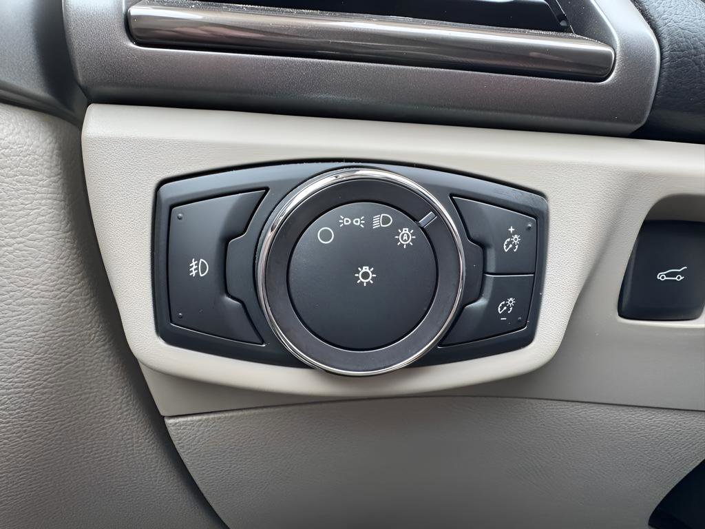 Used 2017 Ford Fusion SE w/ Fusion SE Technology Package image 23