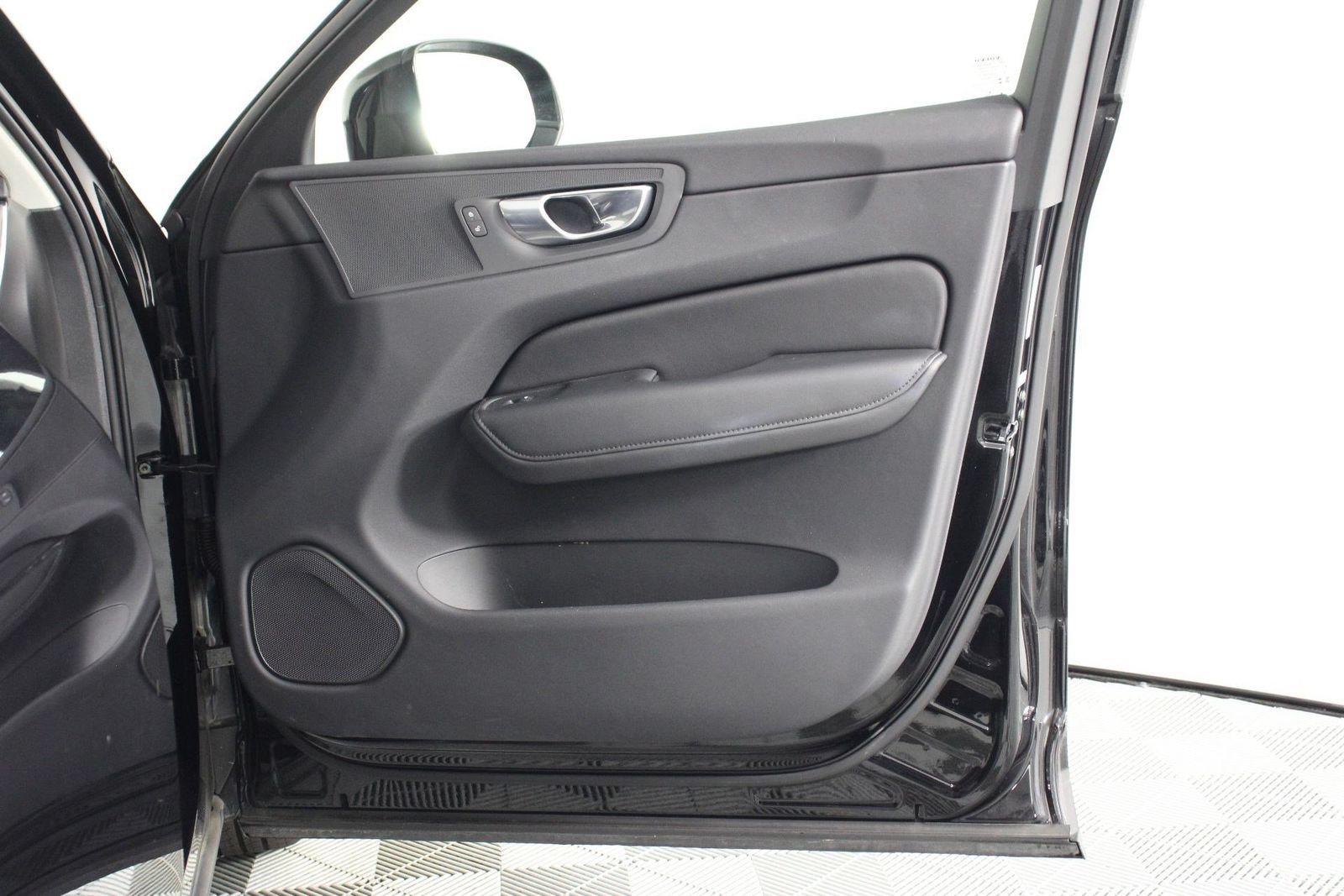 Certified 2025 Volvo XC60 B5 Plus AWD/4WD image 21
