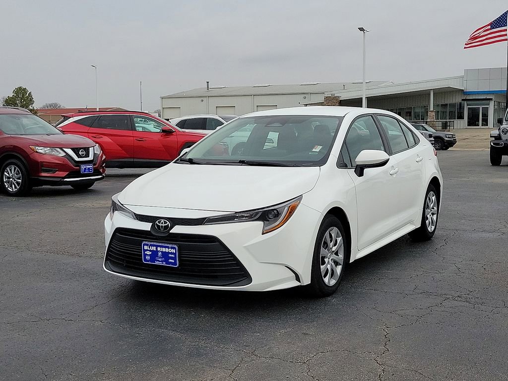 Used 2024 Toyota Corolla LE FWD image 2