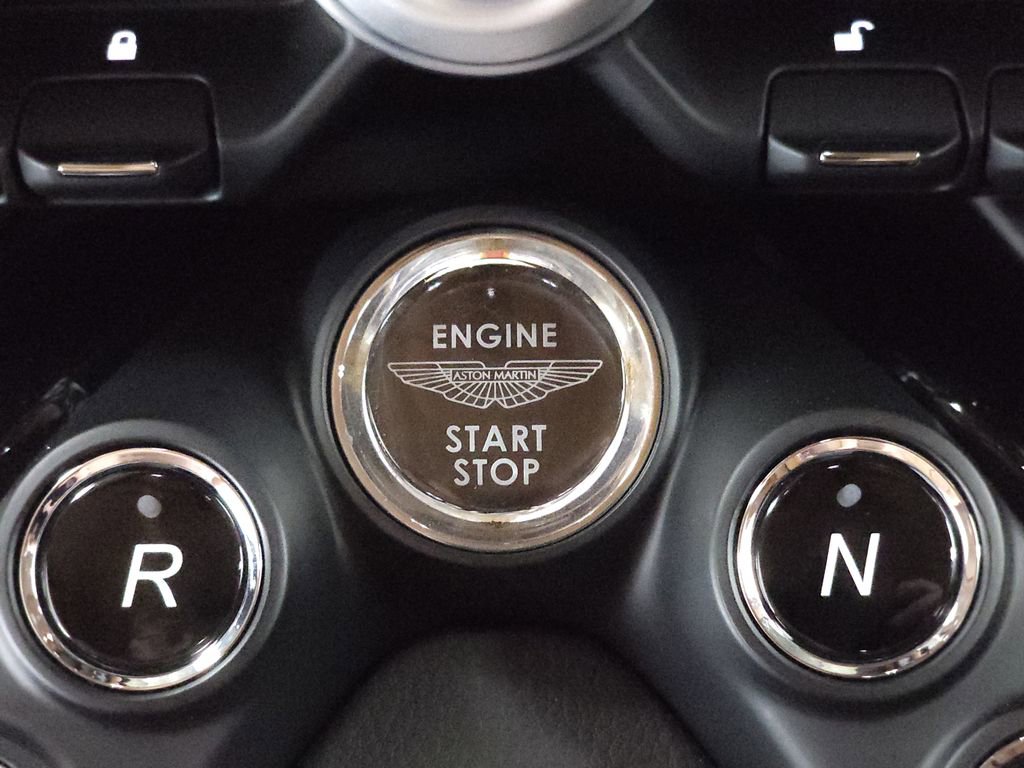 Used 2021 Aston Martin V8 Vantage Roadster RWD image 17