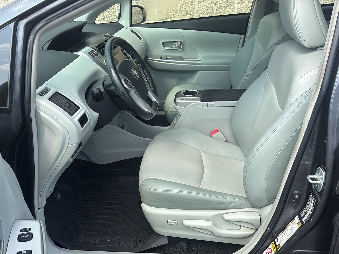 Used 2014 Toyota Prius V Five FWD image 4