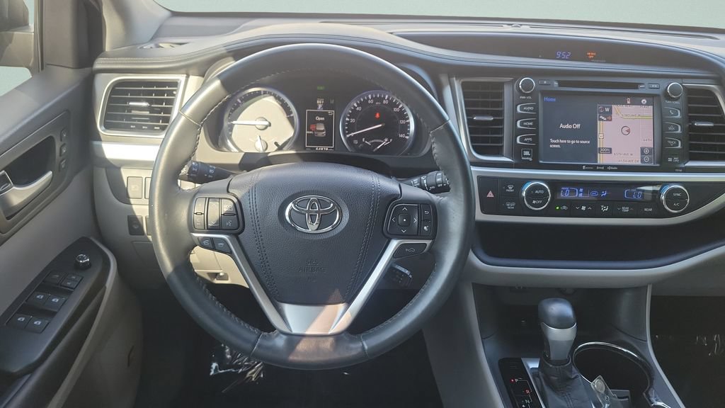 Used 2016 Toyota Highlander Limited w/ Driver Technology Package AWD/4WD image 12