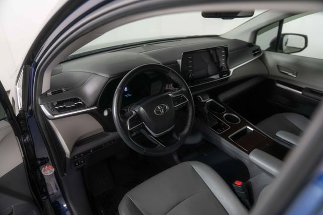 Used 2024 Toyota Sienna XLE FWD image 21