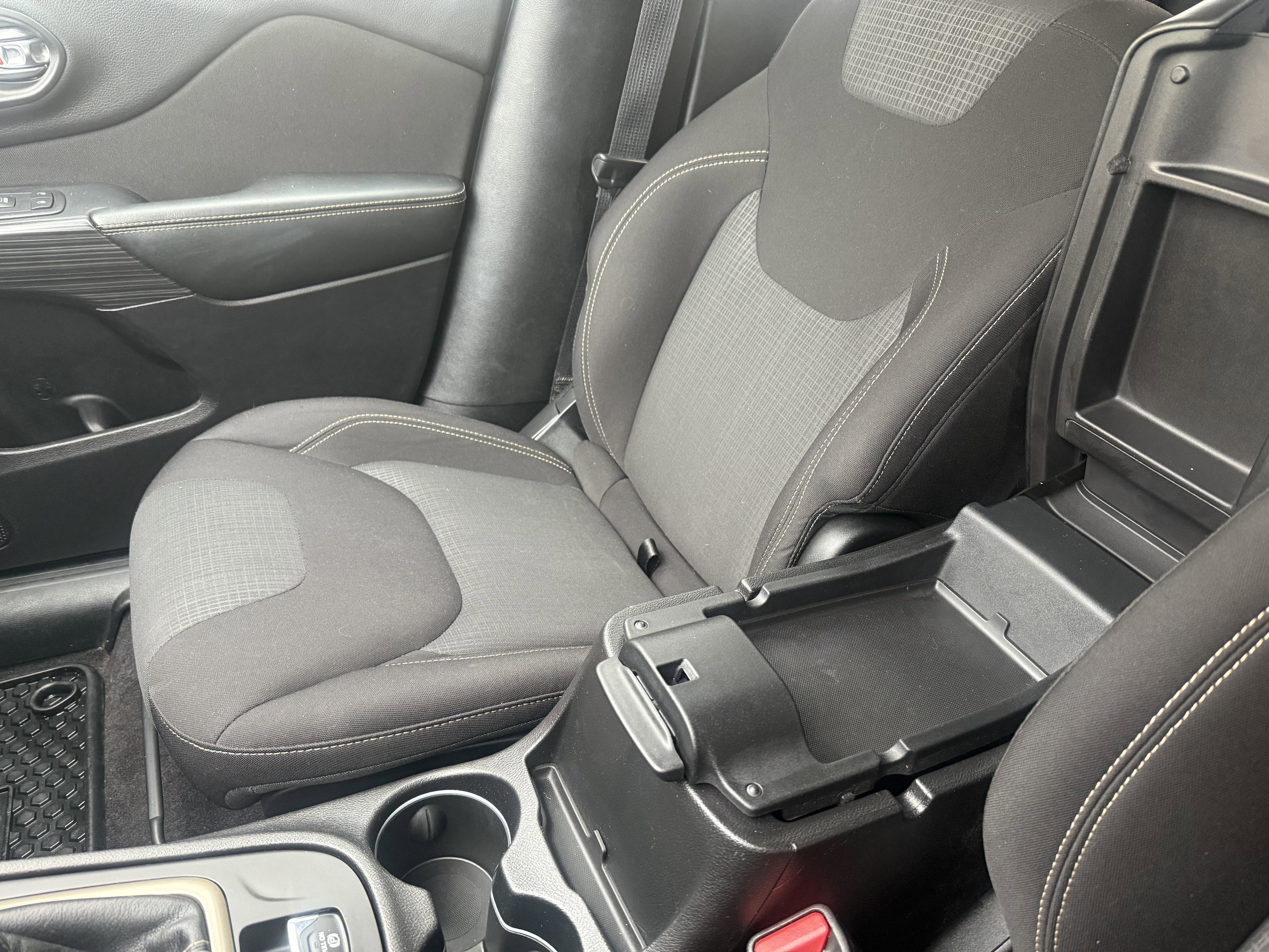 Used 2017 Jeep Cherokee Latitude w/ Cold Weather Group image 29