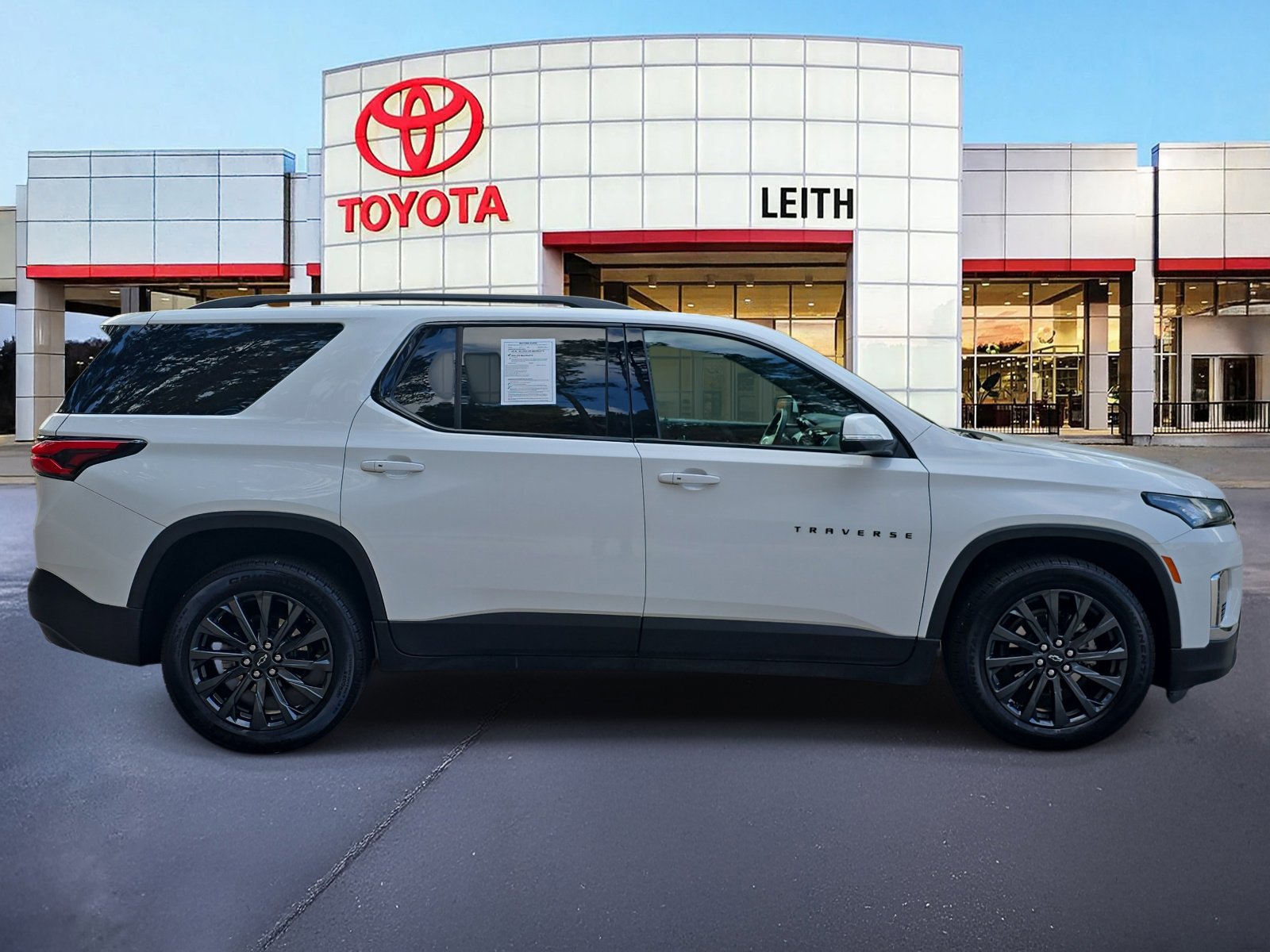 Used 2023 Chevrolet Traverse RS image 4