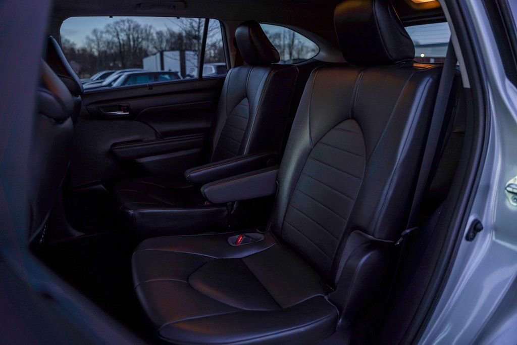 Used 2021 Toyota Highlander XLE FWD image 37