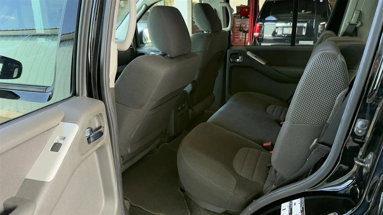 Used 2010 Nissan Pathfinder SE image 11