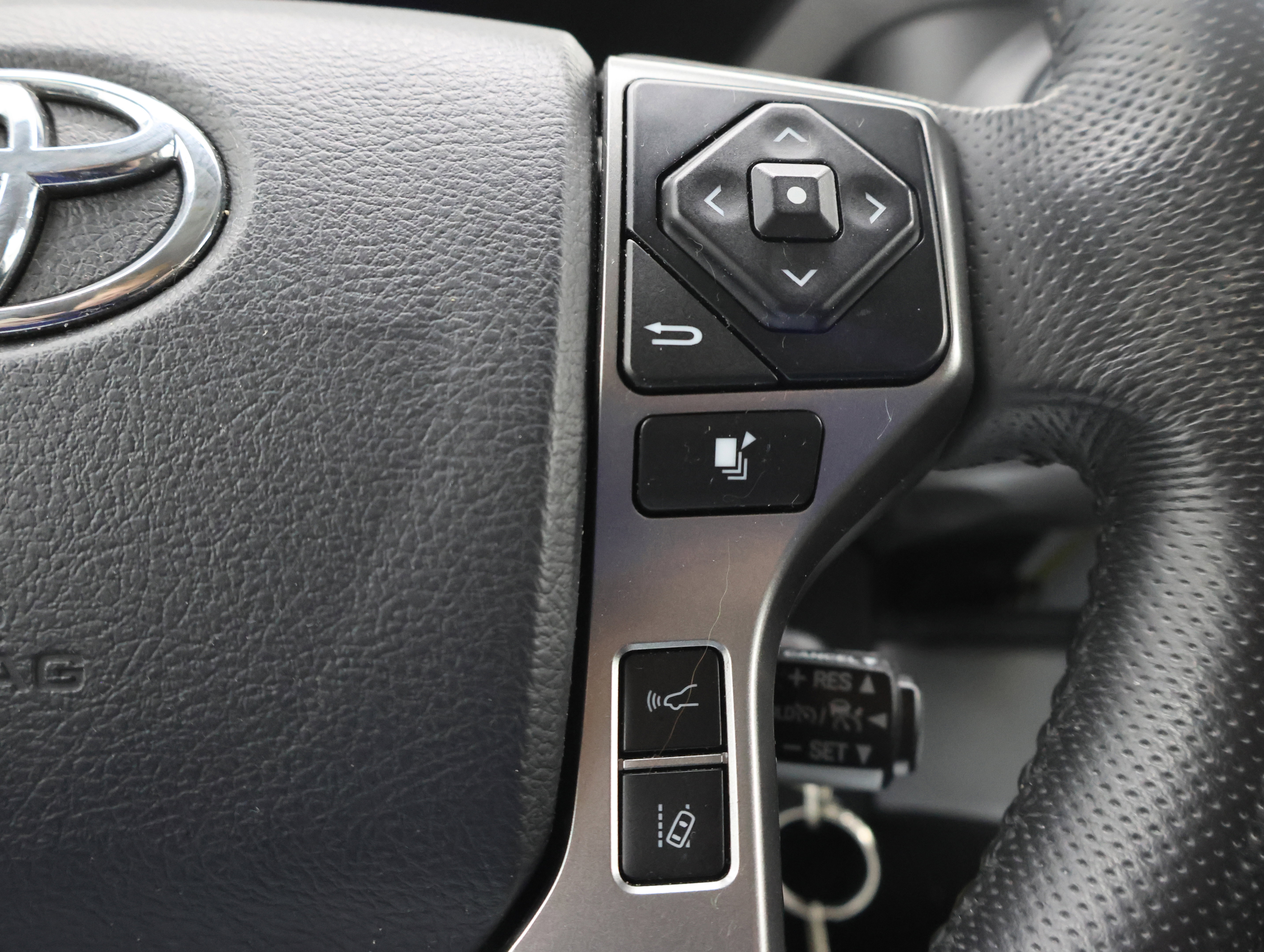 Used 2018 Toyota Tacoma SR5 AWD/4WD image 14
