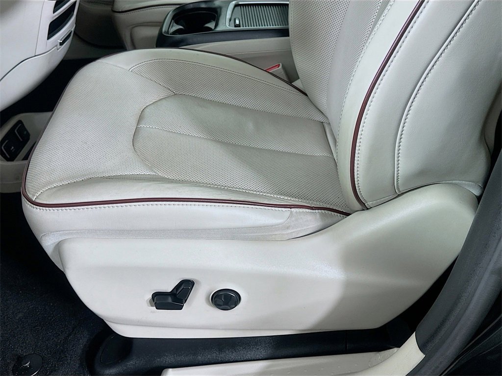 Used 2020 Chrysler Pacifica Limited w/ Tire & Wheel Group image 29