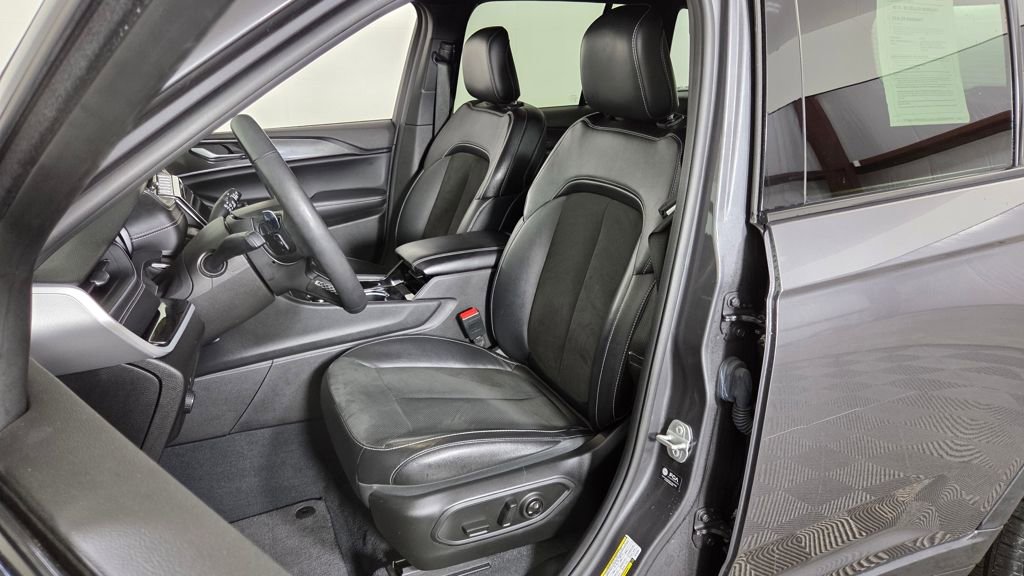 Used 2023 Jeep Grand Cherokee Altitude image 15