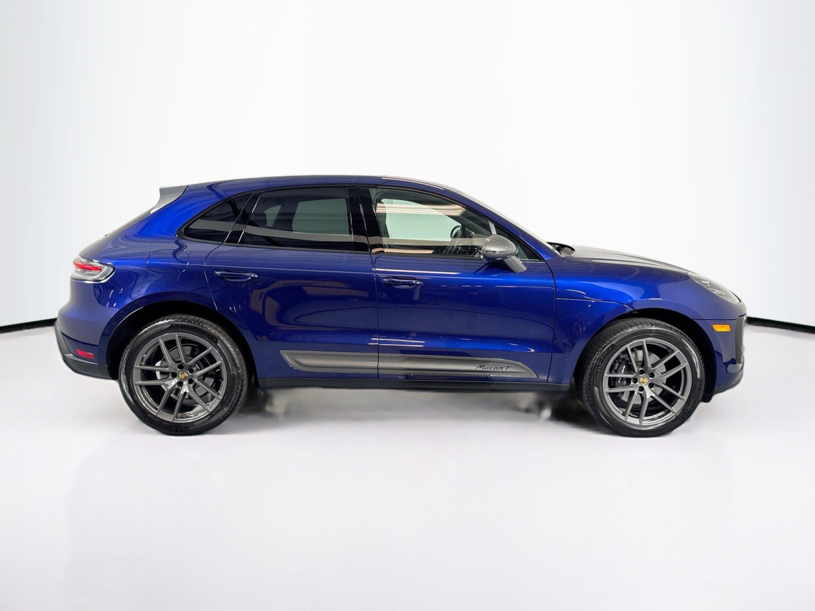 Certified 2025 Porsche Macan AWD/4WD image 8