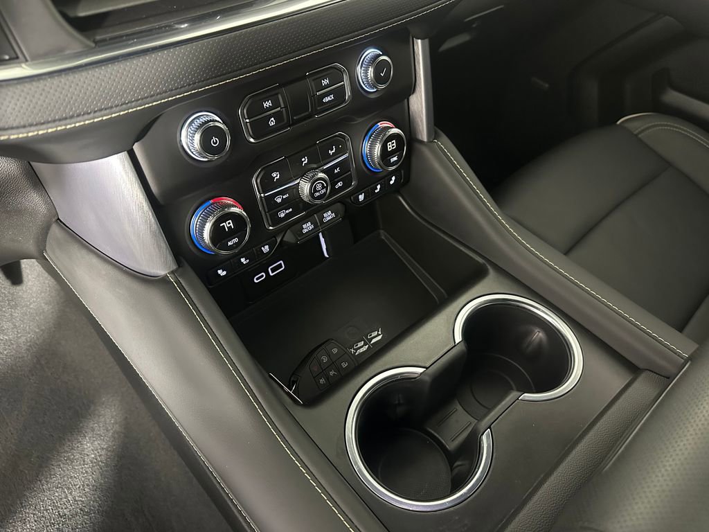 Used 2024 GMC Yukon SLT w/ SLT Luxury Package image 19