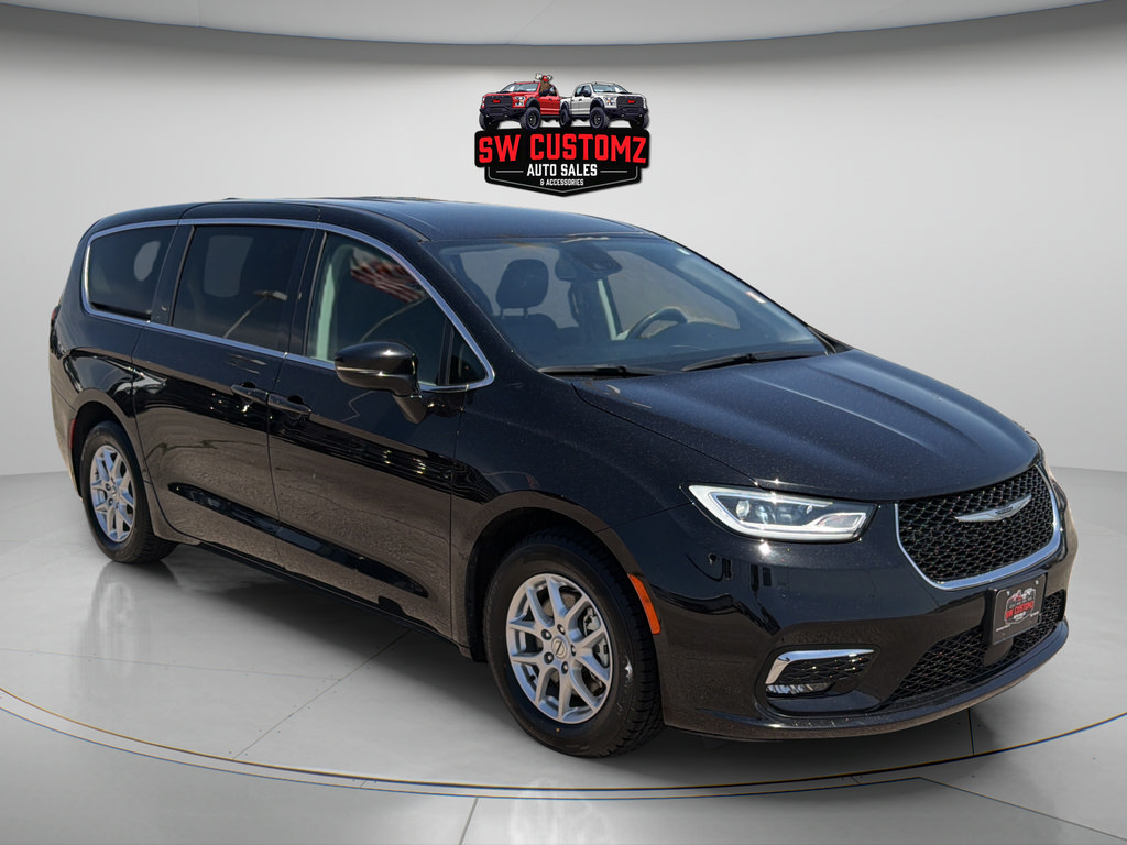 Used 2024 Chrysler Pacifica Touring-L FWD image 1