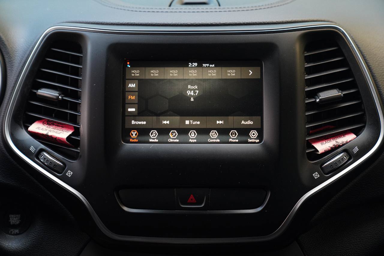 Used 2019 Jeep Cherokee Latitude Plus w/ Cold Weather Group AWD/4WD image 33