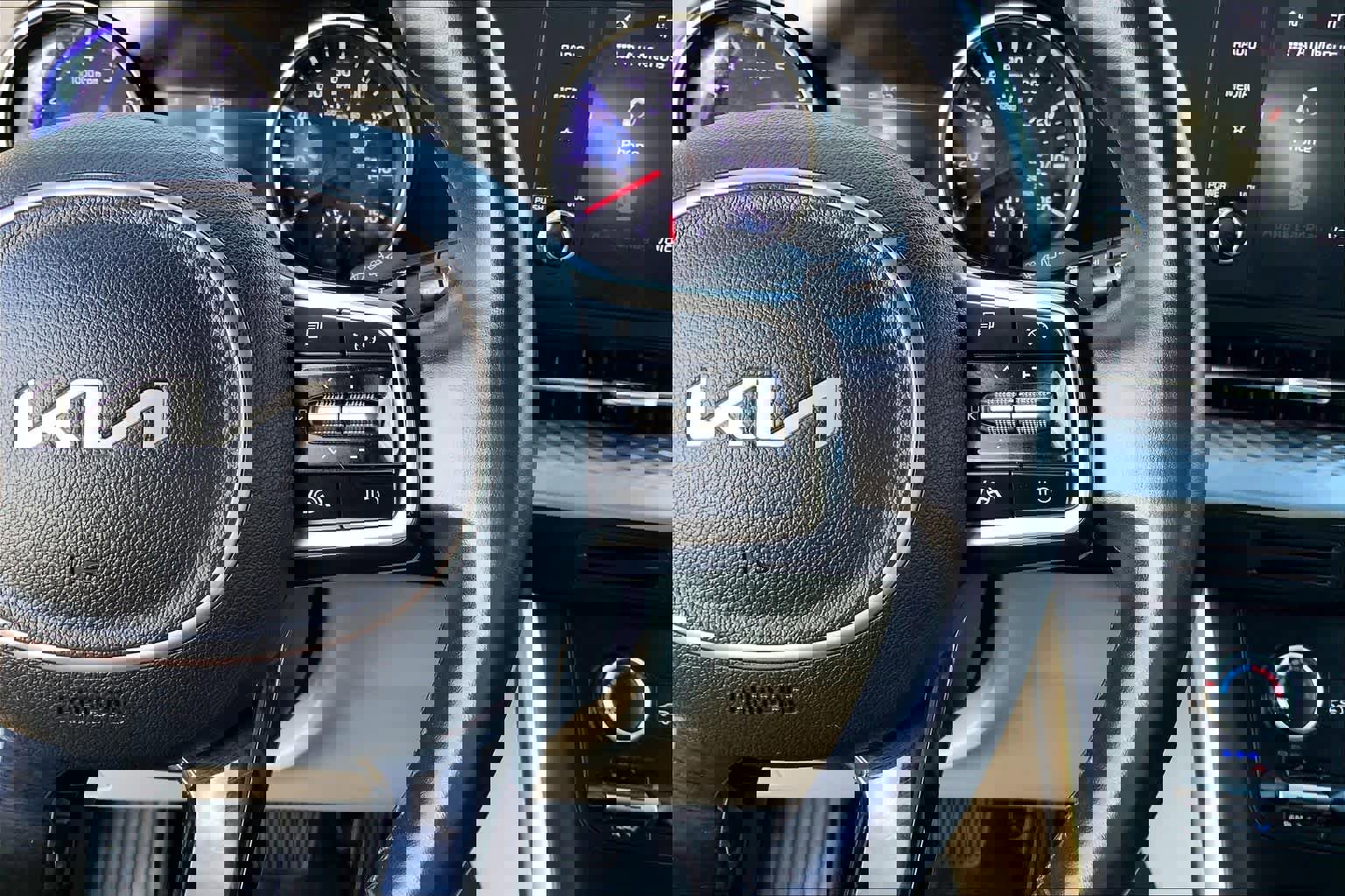 Used 2022 Kia Carnival LX image 24