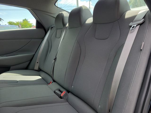 Certified 2025 Hyundai Elantra SE FWD image 10