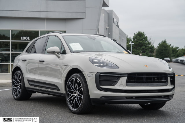 Used 2022 Porsche Macan AWD/4WD image 1