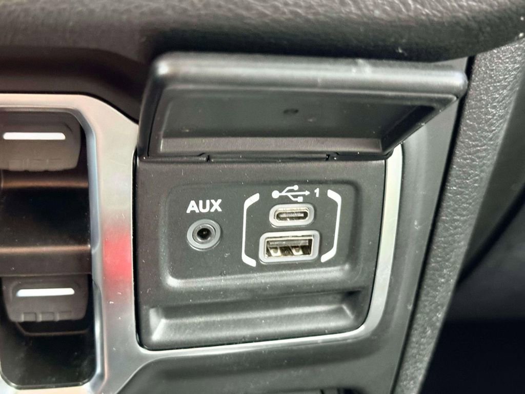 Used 2025 Jeep Wrangler Willys AWD/4WD image 23