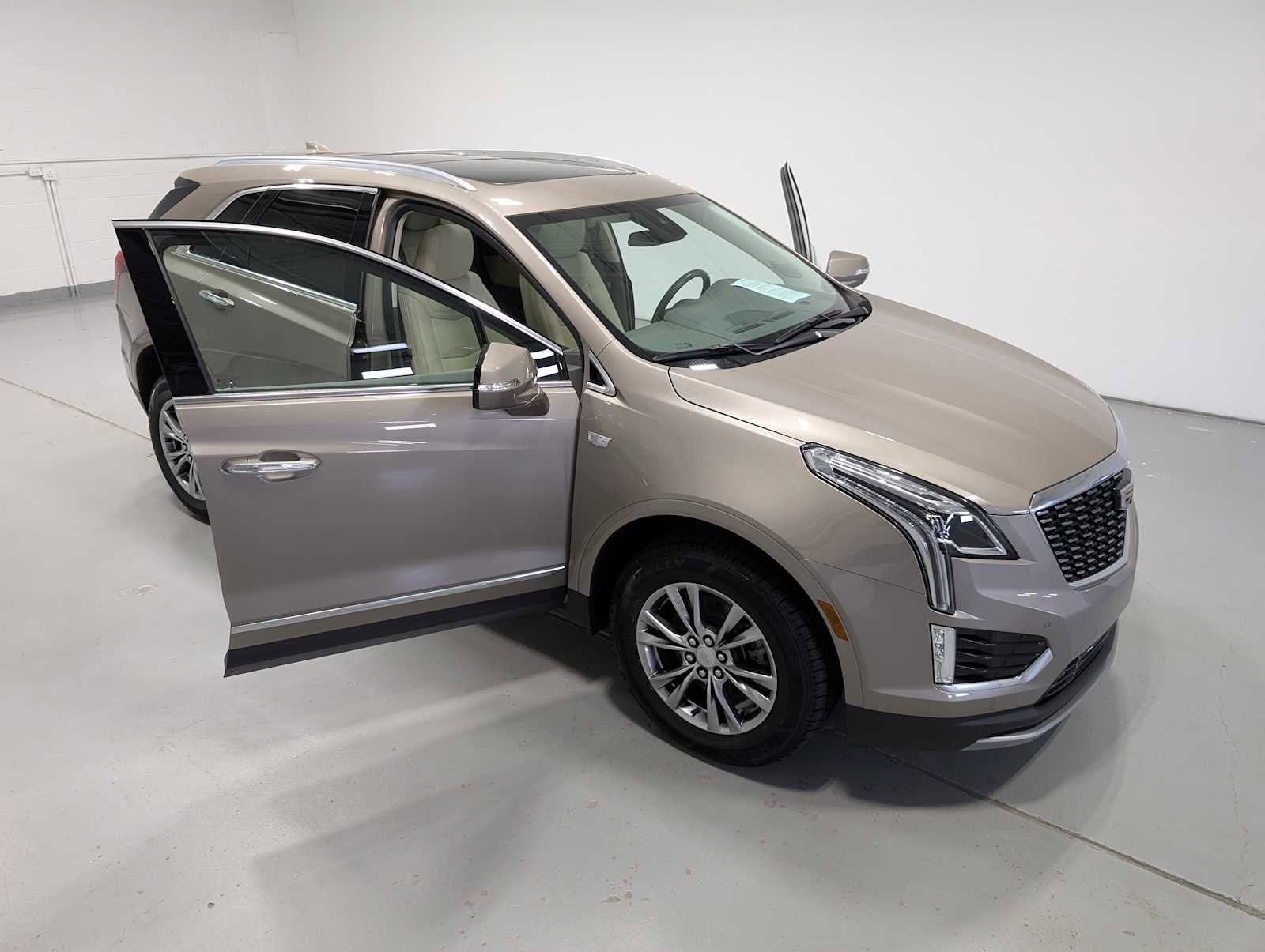Certified 2023 Cadillac XT5 Premium Luxury AWD/4WD image 16