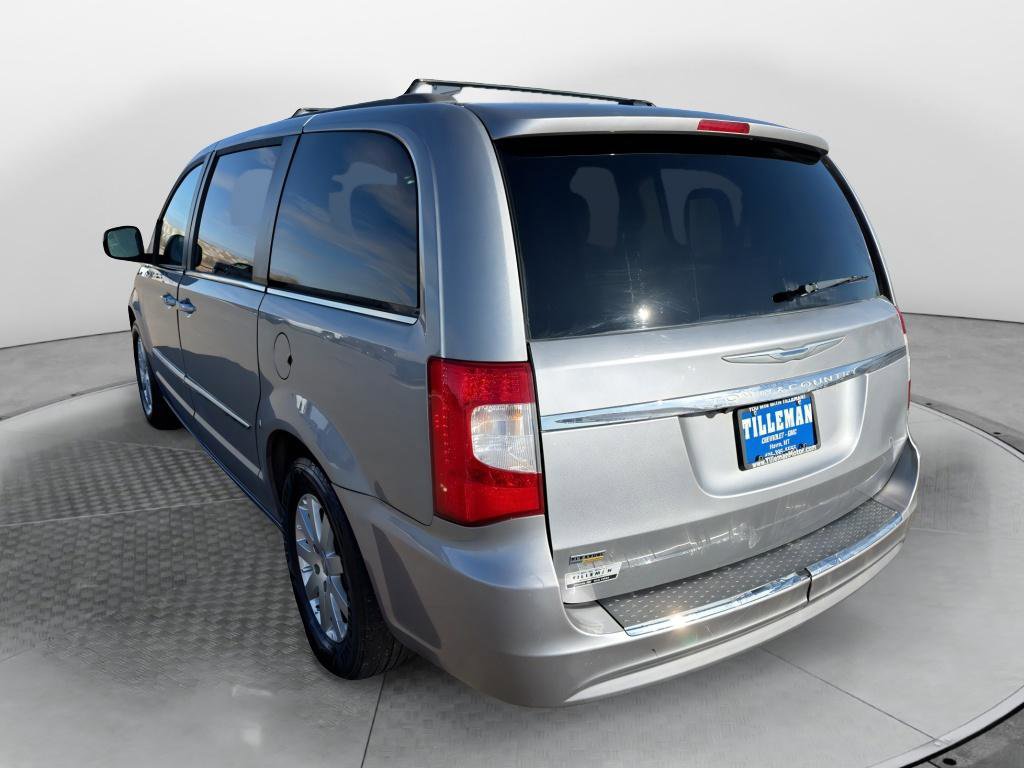Used 2014 Chrysler Town & Country Touring image 7