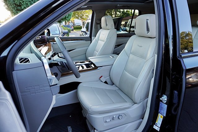 Used 2025 Cadillac Escalade Sport Platinum w/ LPO, ONYX Package AWD/4WD image 24