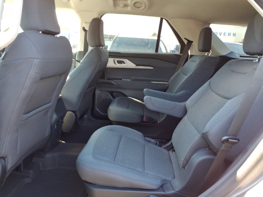Used 2025 Ford Explorer Active AWD/4WD image 14