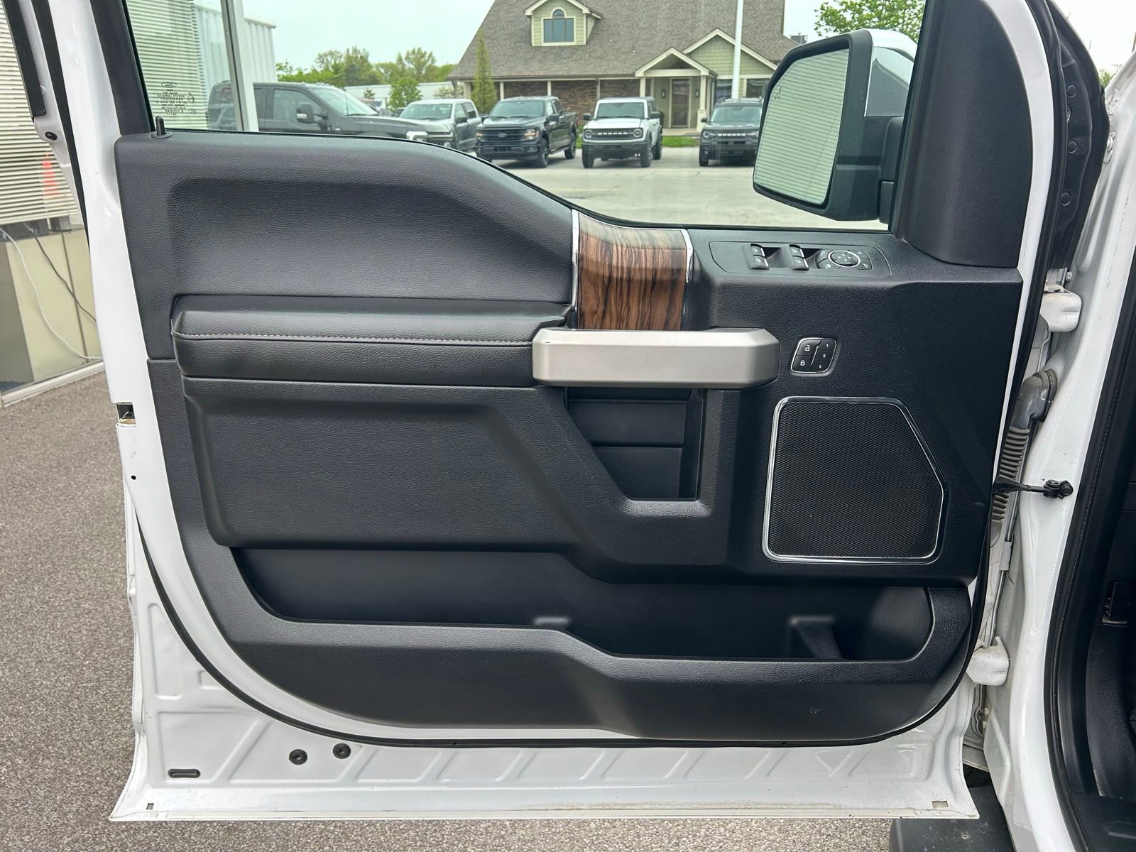 Used 2018 Ford F150 Lariat w/ Equipment Group 502A Luxury AWD/4WD image 9