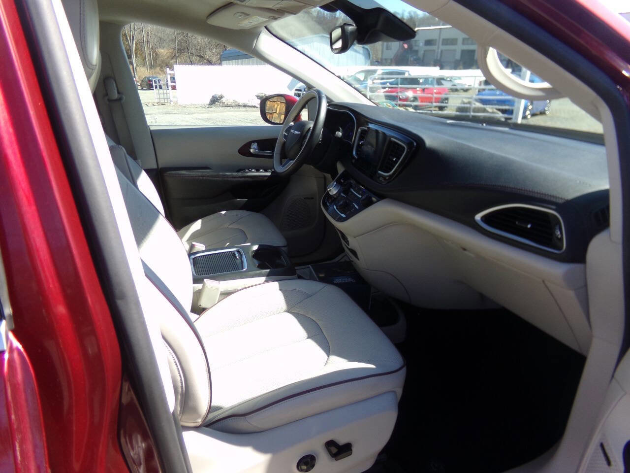 Used 2017 Chrysler Pacifica Limited image 36