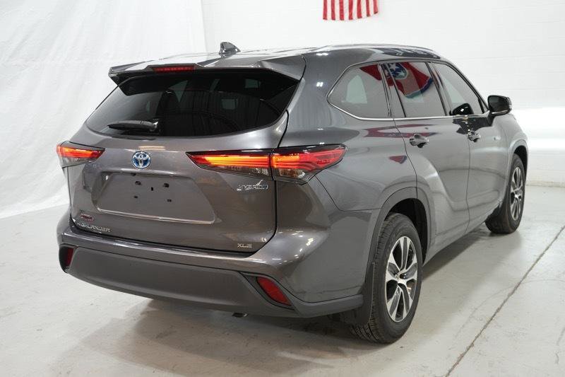 Used 2021 Toyota Highlander XLE AWD/4WD image 5