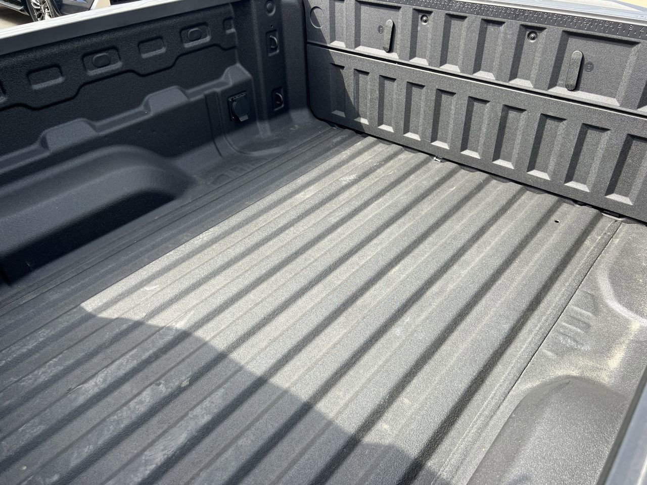 Used 2024 Chevrolet Colorado ZR2 w/ Technology Package AWD/4WD image 7