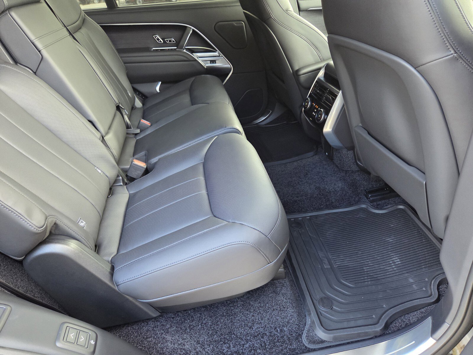 New 2025 Land Rover Range Rover Long Wheelbase SE image 5