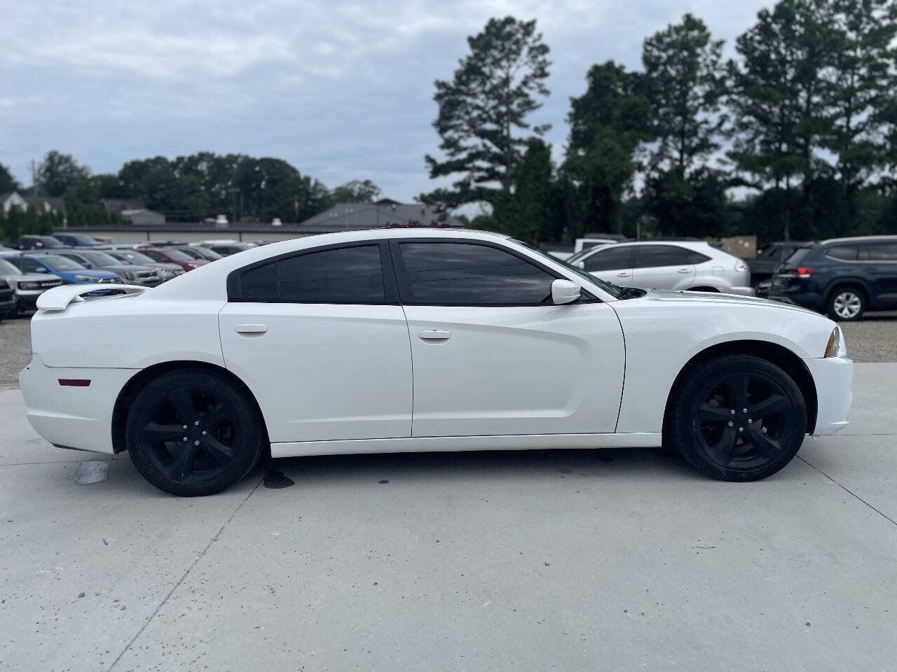 Used 2014 Dodge Charger SXT w/ Blacktop Package RWD image 9