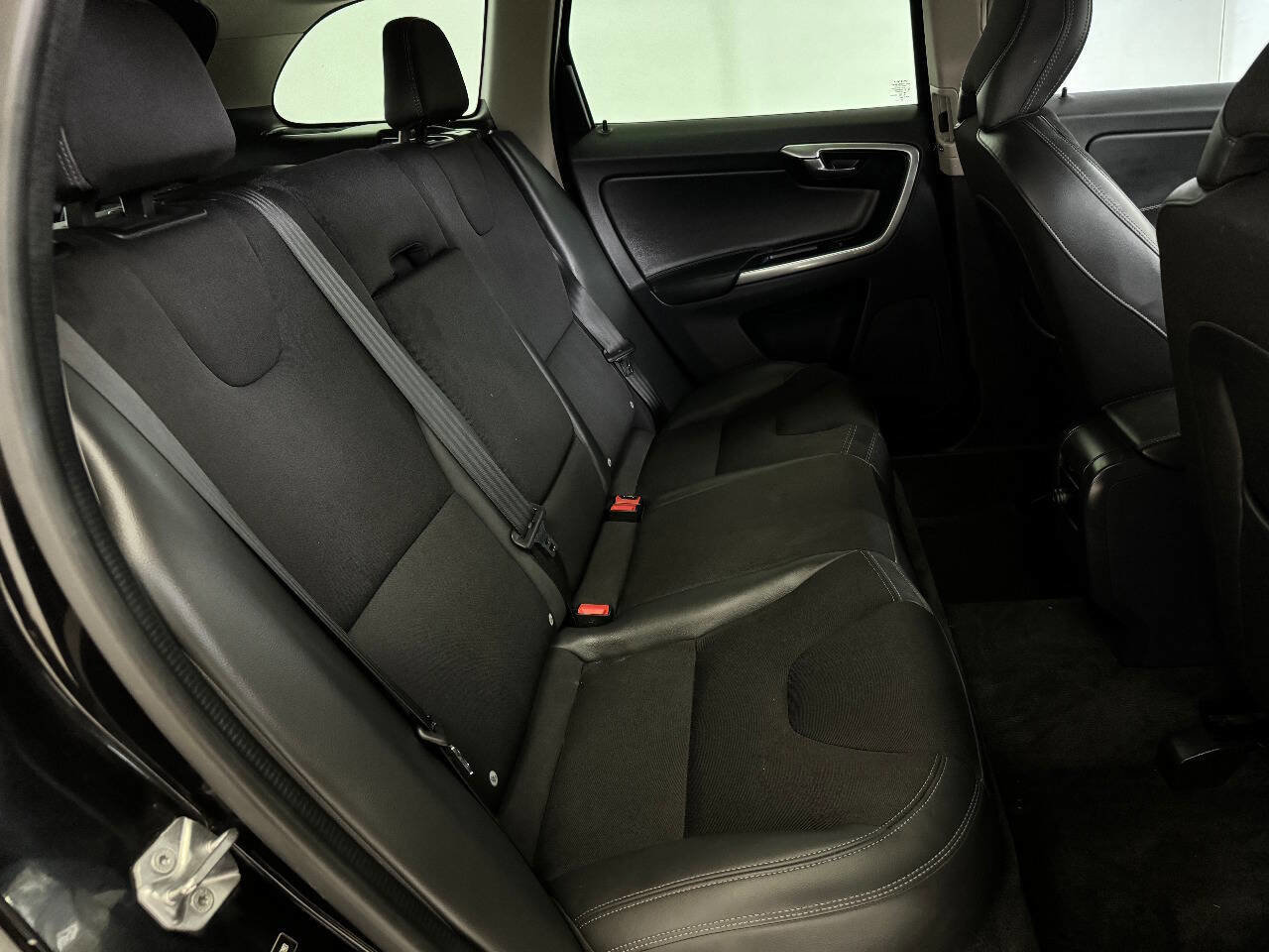 Used 2017 Volvo XC60 T5 w/ Tailgate Package image 36