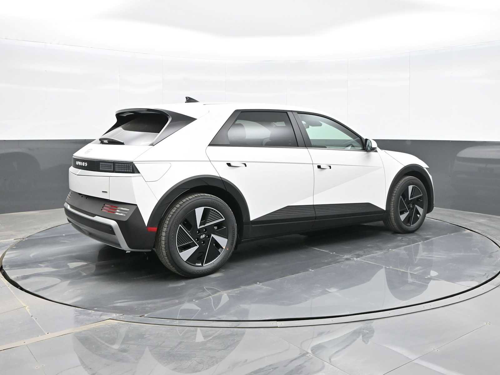 New 2025 Hyundai Ioniq 5 SE image 8