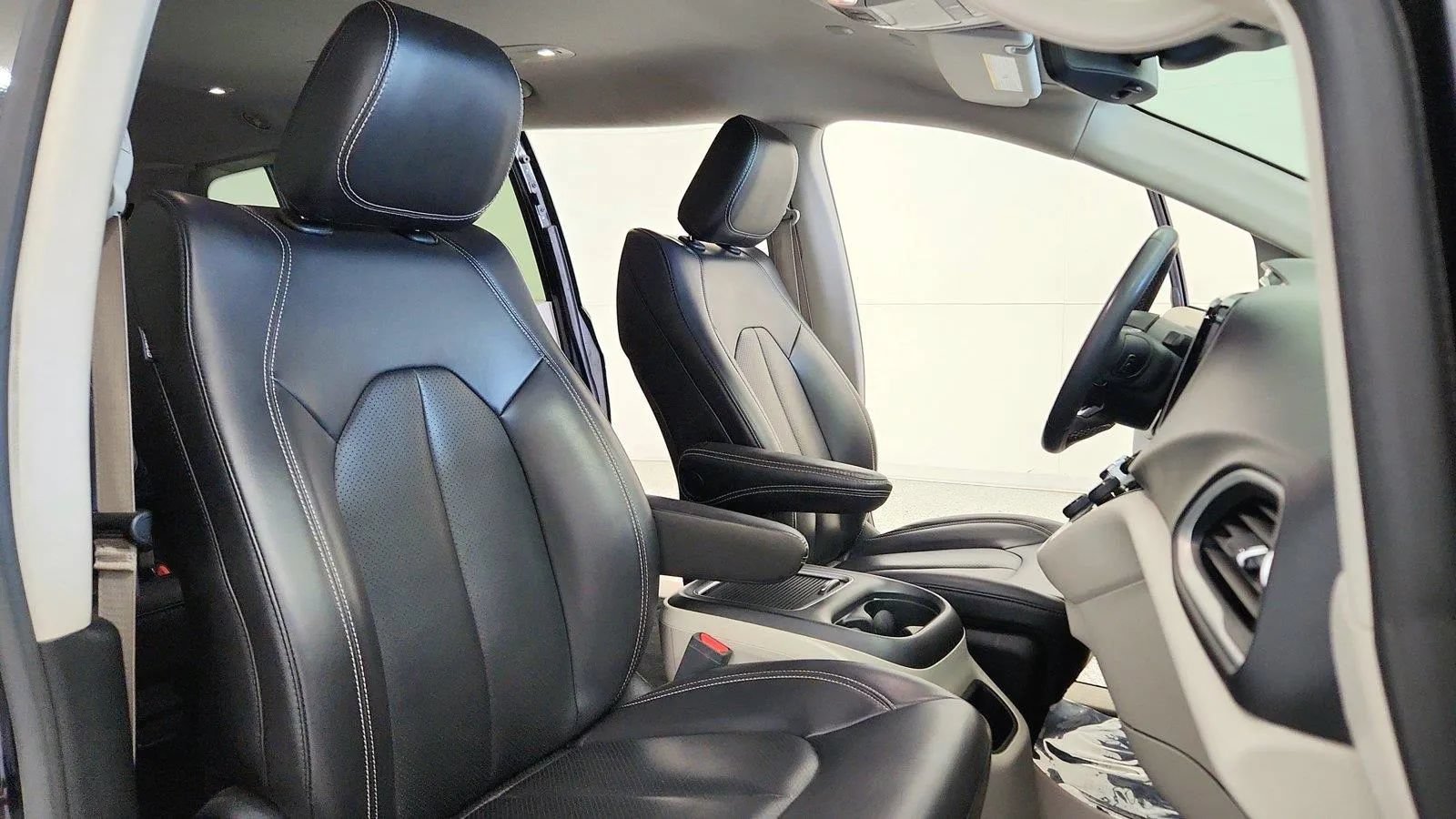 Used 2023 Chrysler Pacifica Touring-L FWD image 31