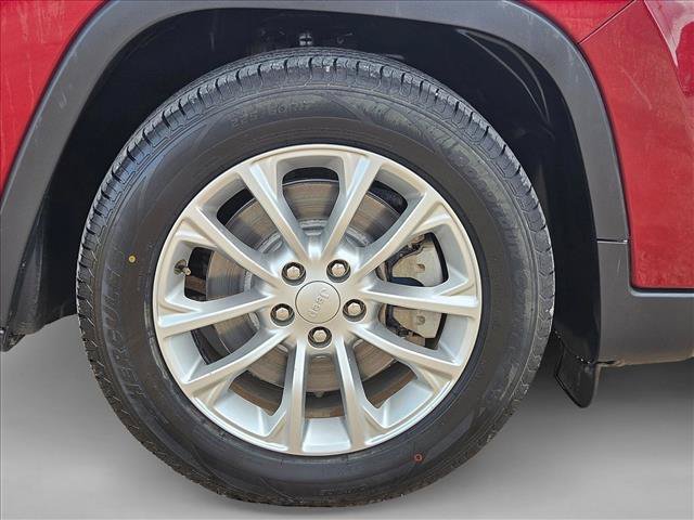 Used 2019 Jeep Cherokee Latitude w/ Popular Appearance Group FWD image 21